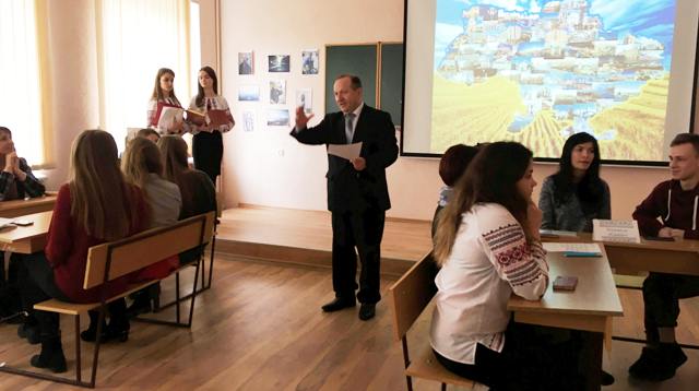 Декан Чайкааа В.М. нагороджує учасників